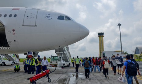 Sejumlah penumpang bersiap menaiki pesawat di Bandara Lombok International Airport (LIA) di Praya, NTB, Rabu (29/11). Kementerian Perhubungan menyatakan aktivitas di Bandara Lombok berjalan normal pascagempa yang terjadi Ahad (29/7).