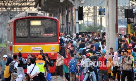 Sejumlah penumpang bersiap naik dan turun dari KRL Commuter Line. ilustrasu