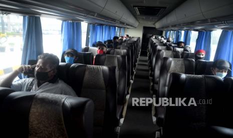 Sejumlah penumpang Bus AKAP (antar kota antar provinsi) yang dilarang berpergian karena tidak memenuhi syarat bersiap dikembalikan ke pool di Terminal Pulogebang, Jakarta.