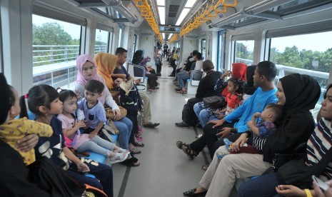 Light Rail Transit (LRT) atau kereta api ringan Palembang.