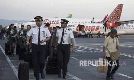 Sejumlah penumpang dan awak pesawat tiba di bandara Adisutjipto, Sleman, DI Yogyakarta, Jumat (11/5).