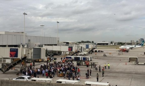 Sejumlah penumpang dievakuasi pascainsiden penembakan di Bandara Internasional Fort Lauderdale Hollywood, Florida, Amerika Serikat (AS) pada Jumat (6/1).