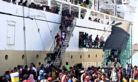 Sejumlah penumpang Kapal Pelni Leuser asal Sampit, Kalimantan Tengah, menuruni tangga saat kapal yang mereka tumpangi bersandar di Dermaga Gapura Surya Nusantara, Pelabuhan Tanjung Perak, Surabaya, Jawa Timur, Rabu (29/5/2019). 