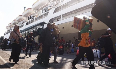 Sejumlah penumpang kapal Pelni asal Makassar, Sulawesi Selatan, tiba di Terminal Gapura Surya Nusantara, Pelabuhan Tanjung Perak, Surabaya, Jawa Timur, Senin (4/6). PT Pelni (Persero) telah menjual tiket arus mudik Lebaran sebanyak 134.216 atau 59,91 persen dari proyeksi 224.043 penumpang pada periode 7 hingga 21 April 2023.