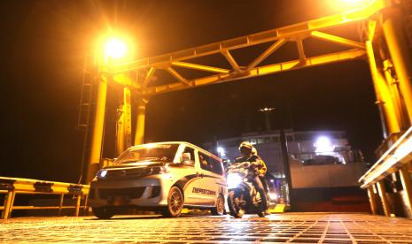 Sejumlah penumpang keluar dari kapal di Pelabuhan Ketapang, Banyuwangi, Jawa Timur, Sabtu (1/10/2022). PT Angkutan Sungai Danau dan Penyeberangan (ASDP) Indonesia Ferry Cabang Ketapang, Banyuwangi, Jawa Timur, menyiapkan kantong parkir untuk mengatasi kemacetan di pintu masuk pelabuhan saat arus mudik Idul Fitri 1444 Hijriah.