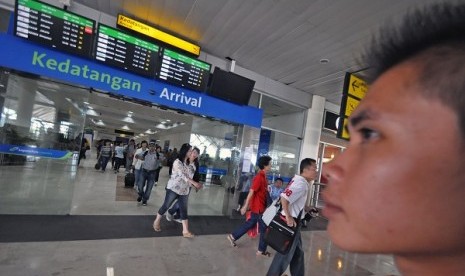 Sejumlah penumpang keluar dari pintu kedatangan Bandara internasional Lombok (BIL) di Praya, Lombok Tengah Download :