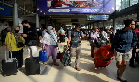 Sejumlah penumpang kereta api berjalan setibanya di Stasiun Pasar Senen, Jakarta.