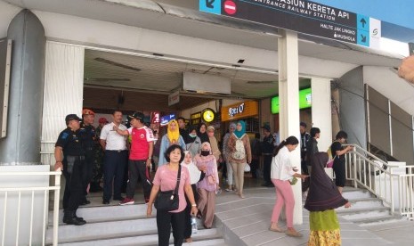 Sejumlah penumpang kereta rel listrik (KRL) keluar di Stasiun Tanah Abang melalui pintu yang terhubung dengan Jembatan penyeberangan multiguna (JPM) atau skybridge Tanah Abang, Jumat (7/12). 