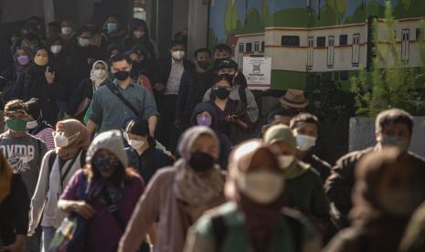 Sejumlah penumpang KRL berjalan keluar dari Stasiun Sudirman, Jakarta.