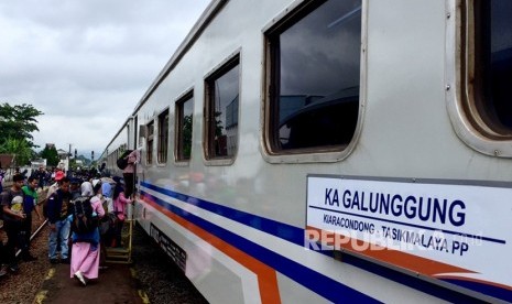 Sejumlah penumpang melakukan perjalanan menuju Bandung menggunakan  KA Galunggung dari Stasiun Tasik pada Rabu (26/12).