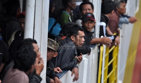  Sejumlah penumpang memadati kapal roro tujuan Sumatera di Pelabuhan Merak, Banten, Kamis (1/8).   (Republika/Rakhmawaty La'lang