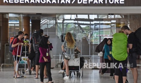 Sejumlah penumpang memasuki pintu keberangkatan di Lombok International Airport (LIA) di Praya, Lombok Tengah, NTB.