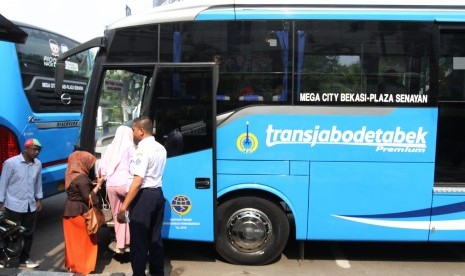 Sejumlah penumpang menaiki bus saat uji coba bus rute TransJabodetabek Premium di Jakarta, Selasa (19/9). 