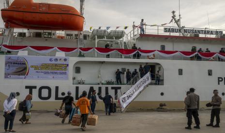 Sejumlah penumpang menaiki kapal pada pelayaran perdana KM Sabuk Nusantara 89 di Pelabuhan Pantoloan, Palu, Sulawesi Tengah, Sabtu (27/8/2022). Menteri Perhubungan (Menhub) Budi Karya Sumadi mengungkapkan tantangan yang dihadapi dalam upaya membangun sektor transportasi laut sangat besar sehingga dibutuhkan kerja sama yang kuat dari berbagai pihak.