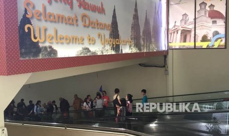 Sejumlah penumpang menaiki travelator yang menghubungkan antara terminal A dan terminal B di Bandara Adisutjipto Yogyakarta, Rabu (10/1).