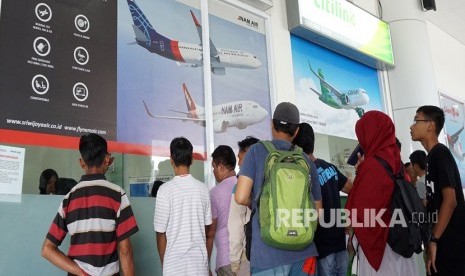 Sejumlah penumpang mengantre di loket maskapai penerbangan untuk mengambil pengembalian uang tiket di Bandara Djalaludin, Kabupaten Gorontalo, Gorontalo, Senin (30/4).