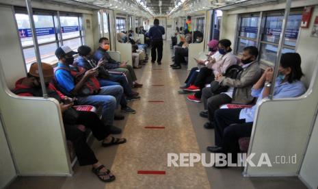 Ferbong KRL Commuter Line, Stasiun Bogor, Jawa Barat, Rabu (15/4/2020). Bupati Bogor mendesak Kemenhub agar mengkaji ulang pengoperasian KRL karena rata-rata pasien positif Covid-19 diduga tertular di dalam KRL.