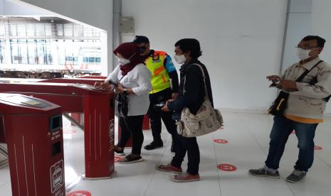 Sejumlah penumpang mengikuti uji coba operasional KRL Yogyakarta-Solo dari Stasiun Solo Balapan, Kamis (21/1). PT KCI menargetkan operasional KRL untuk penumpang umum pada 10 Februari 2021. 