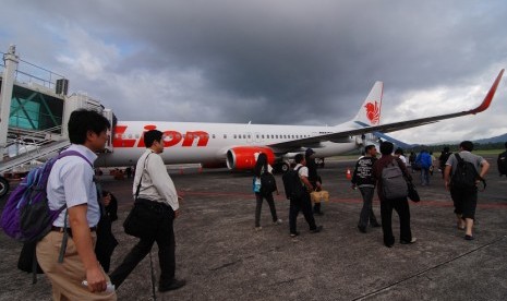 Sejumlah penumpang menuju ke pesawat Lion Air di Bandara Internasional Sam Ratulangi, kota Manado, Sulawesi Utara