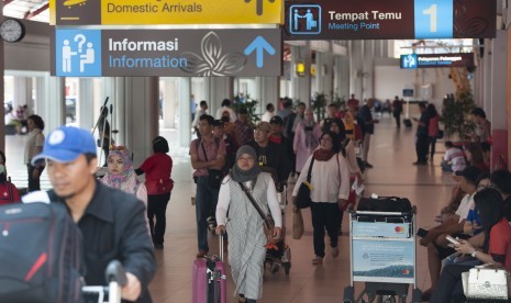 Sejumlah penumpang menuju Terminal Domestik di Bandara Ngurah Rai, Denpasar, Kamis (15/6). 