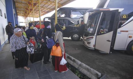 Sejumlah penumpang menunggu bus AKAP di Terminal Jatijajar, Depok, Jawa Barat