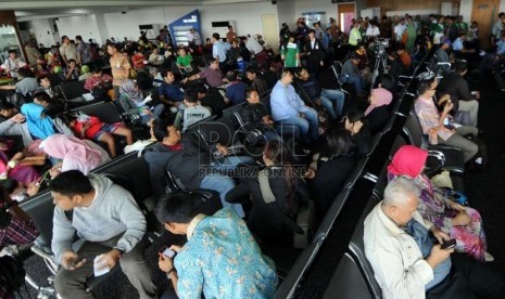  Sejumlah penumpang menunggu jadwal keberangkatan pesawat Citilink di ruang tunggu Terminal Keberangkatan Bandara Halim Perdanakusuma, Jakarta, Jumat (10/1).    (Republika/Aditya Pradana Putra)