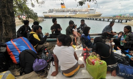 Sejumlah penumpang menunggu keberangkatan kapal Pelni KM Kerinci di Pelabuhan Murmum Baubau. Sabtu (17/9). 