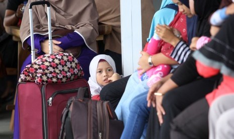 Sejumlah penumpang menunggu kedatangan pesawat di Bandara Blimbingsari, Banyuwangi, Jawa Timur, Senin (16/1).