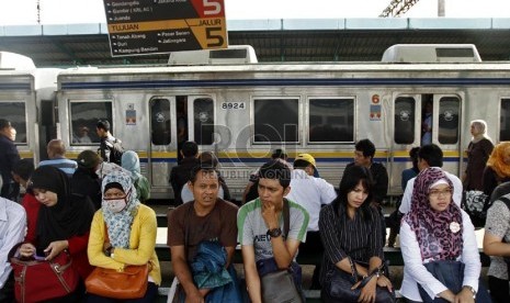  Sejumlah Penumpang menunggu KRL Commuter Line di Stasiun Manggarai,Jakarta,Senin (7/1). (Republika/Adhi Wicaksono)