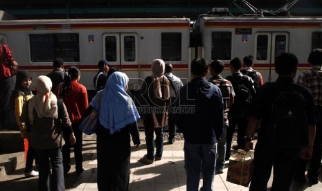  Sejumlah Penumpang menunggu KRL Commuter Line di Stasiun Manggarai,Jakarta,Senin (7/1). (Republika/Adhi Wicaksono)