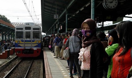  Sejumlah Penumpang menunggu KRL Commuter Line di Stasiun Manggarai,Jakarta,Senin (7/1). (Republika/Adhi Wicaksono)