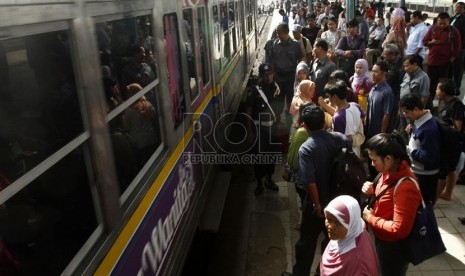  Sejumlah Penumpang menunggu KRL Commuter Line di Stasiun Manggarai,Jakarta,Senin (7/1). (Republika/Adhi Wicaksono)