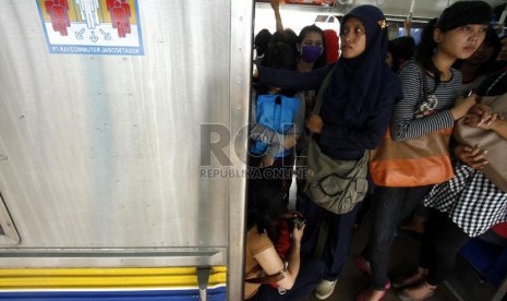  Sejumlah Penumpang menunggu KRL Commuter Line di Stasiun Manggarai,Jakarta,Senin (7/1). (Republika/Adhi Wicaksono)