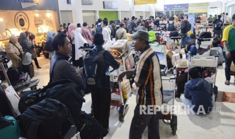 Sejumlah penumpang menunggu untuk menjadwalkan ulang keberangkatannya seusai pembukaan kembali bandara Lombok International Airport (LIA) dibuka kembali di Praya, NTB, Selasa (28/11). 