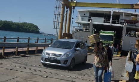 Sejumlah penumpang menuruni kapal penyeberangan Padangbai-Lembar (Bali-Lombok) di Pelabuhan Padangbai, Karangasem, Bali.