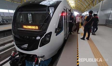 Sejumlah penumpang naik dan turun dari Kereta Api Ringan atau Light Rapid Transit (LRT) di Depo Jakabaring Palembang, Sumatera Selatan, Selasa (28/8). Pengelola LRT memberikan pelayanan transportasi gratis bagi atlet, media massa dan masyarakat untuk mendukung jalannya perhelatan Asian Games 2018 sejak 19 Agustus hingga 2 September mendatang. 