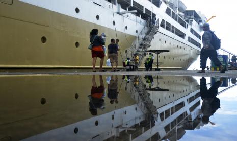 Sejumlah penumpang naik ke KM Umsini di Pelabuhan Sukarno Hatta, Makassar, Sulawesi Selatan, Ahad (8/5/2022). Otoritas Pelabuhan memperkirakan sebanyak 574 ribu penumpang akan tiba di Pelabuhan Sukarno Hatta pada arus balik H+5 lebaran. (Ilustrasi)