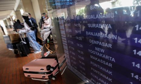 Sejumlah penumpang pesawat berjalan sambil membawa barangnya setibanya di Terminal 2 Domestik Bandara Soekarno Hatta, Tangerang, Banten, Sabtu (7/5/2022). Bank Indonesia diprediksi akan menaikkan suku bunga dengan mempertimbangkan realisasi inflasi April 2022 sebesar 3,47 persen.