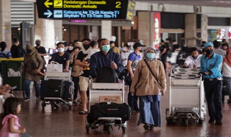 Sejumlah penumpang pesawat berjalan sambil membawa barangnya setibanya di Terminal 2 Domestik Bandara Soekarno Hatta, Tangerang, Banten, Sabtu (7/5/2022). PT Angkasa Pura II mencatat pada H+4 lebaran sebanyak 79.763 penumpang tiba di Bandara Soekarno Hatta dengan 464 pergerakan pesawat. 