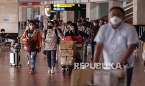 Sejumlah penumpang pesawat berjalan setibanya di Terminal 2 Kedatangan Domestik Bandara Internasional Soekarno-Hatta, Tangerang, Banten, Ahad (2/1/2022). Pengelola Bandara Soekarno Hatta mencatat total pergerakan penumpang pada Minggu (2/1/2022) yaitu 79.517 pergerakan dari 645 pergerakan pesawat baik dari dan ke Bandara Soekarno Hatta dan diprediksi menjadi puncak arus balik libur tahun baru 2022.