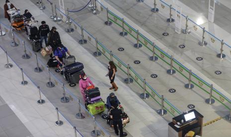 Penumpang pesawat internasional antre pemeriksaan setibanya di Terminal 3 Bandara Internasional Soekarno-Hatta, Tangerang, Banten, Jumat (7/1/2022). Masyarakat diserukan untuk tidak bepergian keluar negeri di tengah maraknya kasus omicron di berbagai destinasi wisata orang Indonesia.