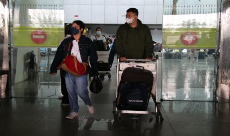 Sejumlah penumpang pesawat keluar dari pintu terminal kedatangan di Bandara Internasional Supadio, Kabupaten Kubu Raya, Kalimantan Barat, Sabtu (14/5/2022). 