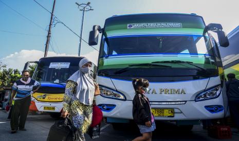 Deretan bus yang antre di Terminal Kalideres, Jakarta Barat.