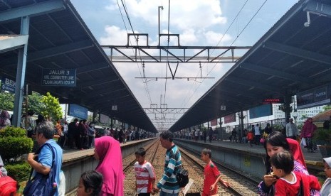 Sejumlah penumpang sedang melintasi rel kereta di Stasiun Bekasi, Kota Bekasi, pada Ahad (14/4). Tampak Stasiun Bekasi sudah tidak mengalami penumpukan lagi meski uji coba jalur dwi ganda masih berlangsung.