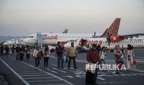 Sejumlah penumpang tiba di Bandara Adisutjipto, Sleman, DI Yogyakarta.