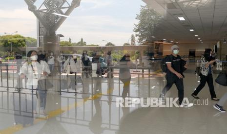 Sejumlah penumpang tiba di Bandara Internasional Sam Ratulangi, Manado, Sulawesi Utara, Senin (11/4/2022) (ilustrasi). PT Angkasa Pura I Bandara Sam Ratulangi (Samrat) mengharapkan Maskapai Jeju Air mampu meningkatkan kunjungan wisatawan mancanegara (wisman) ke Provinsi Sulawesi Utara (Sulut).