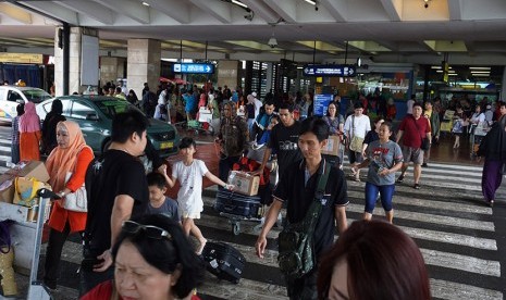 Sejumlah penumpang tiba di Terminal 2 Bandara Internasional Soekarno-Hatta, Tangerang, Banten.