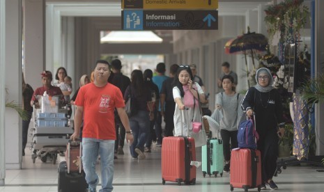 Sejumlah penumpang tiba di Terminal Kedatangan Domestik Bandara Internasional I Gusti Ngurah Rai, Bali, Jumat (4/1/2019).