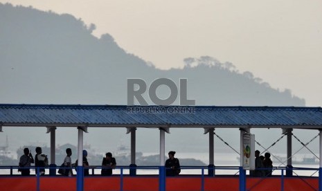  Sejumlah penumpang tujuan pulau sumatera melintas di gang way menuju kapal roro di Pelabuhan Merak, Banten, Kamis (1/8).  (Republika/Rakhmawaty La'lang