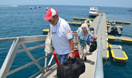 Sejumlah penumpang turun dari kapal cepat (fast boat) yang bersandar di Pelabuhan Senggigi, Gerung, Lombok Barat, NTB, Sabtu (7/11).